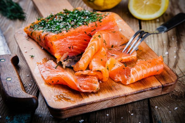 Comment maîtriser la préparation d'un gravlax de saumon scandinave ?